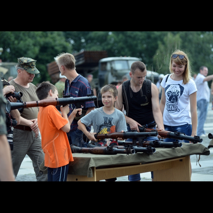 КИЇВ. На території музею Великої Вітчизняної війни відкрилась  виставка  зброї, військової техніки, вилученою  у членів незаконних збройних формувань під час АТО на сході України. Зокрема, на огляд всіх бажаючих представлені різні модифікації РПГ, протипіхотні міни, ПЗРК, БМ-21 
